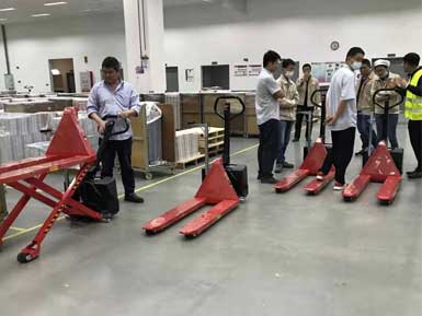 電動高升程搬運(yùn)車交付使用，感謝廠家羅總親自跟客戶講解操作方法！